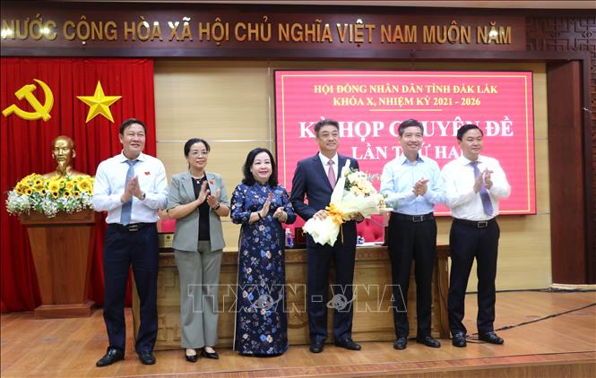 Lãnh đạo tỉnh tặng hoa chúc mừng tân Phó Chủ tịch HĐND tỉnh Đắk Lắk Từ Thái Giang. Ảnh: Tường Quân - TTXVN