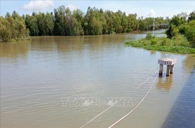 Sau khi xả lũ hai cống Tha La và Trà Sư, mực nước nội đồng khu vực tỉnh An Giang có khả năng tăng thêm khoảng 0,4m. Ảnh: Công Mạo-TTXVN