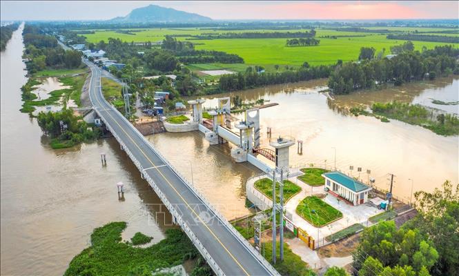 Cống Tha La được xây dựng nhằm thay thế cho cho đập cao su trước đây đã xuống cấp với tổng mức đầu tư khoảng 232 tỷ đồng. Ảnh: Công Mạo-TTXVN