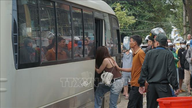 Công an tỉnh Gia Lai tạm giữ gần 150 người có liên quan trong đợt đột kích nhiều tụ điểm có dấu hiệu sử dụng trái phép chất ma túy trên địa bàn phường Diên Hồng. Ảnh: TTXVN phát
