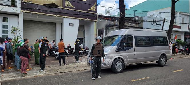 Công an tỉnh Gia Lai tạm giữ gần 150 người có liên quan trong đợt đột kích nhiều tụ điểm có dấu hiệu sử dụng trái phép chất ma túy trên địa bàn phường Diên Hồng. Ảnh: TTXVN phát