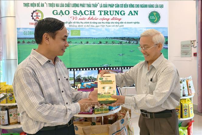 Đại biểu dự hội nghị tham quan gian hàng gạo hữu cơ tham gia mô hình sản xuất lúa chuyên canh chất lượng cao, phát thải thấp. Ảnh: Thanh Sang-TTXVN 