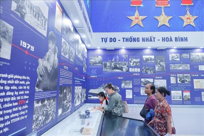 Khu vực trưng bày của TTXVN tại Triển lãm thành tựu đất nước luôn thu hút sự quan tâm của khách tham quan. Ảnh: Minh Quyết - TTXVN