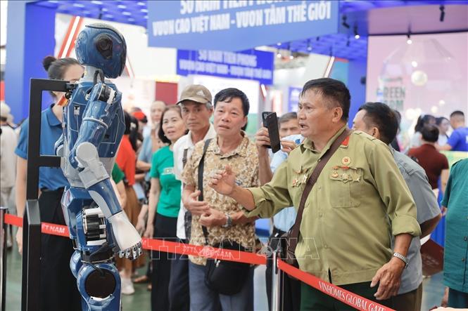 Khách tham quan đến triển lãm ngày 15/9. Ảnh: Minh Quyết - TTXVN