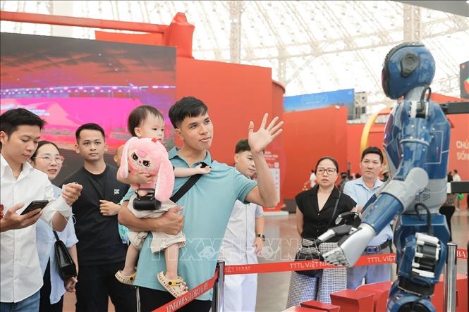 Khách tham quan đến triển lãm ngày 15/9. Ảnh: Minh Quyết - TTXVN