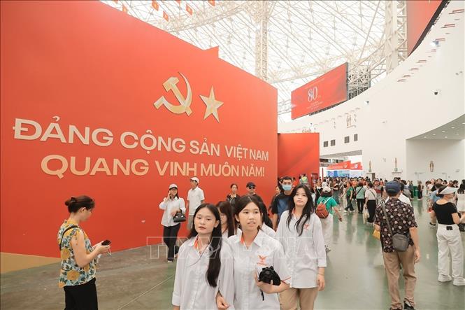 Triển lãm được tổ chức với quy mô lớn nhất từ trước đến nay, có sự tham gia của 28 bộ, cơ quan Trung ương, 34 địa phương và hơn 110 doanh nghiệp, tập đoàn kinh tế lớn với hơn 230 gian hàng trên toàn bộ diện tích trung tâm triển lãm. Ảnh: Minh Quyết - TTXVN