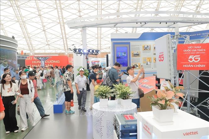 Khách tham gian khu vực trưng bày của Tập đoàn Viettel tại triển lãm. Ảnh: Minh Quyết - TTXVN
