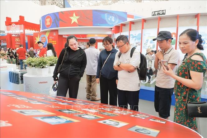 Khách tham gian khu vực trưng bày của Tập đoàn Viettel tại triển lãm. Ảnh: Minh Quyết - TTXVN