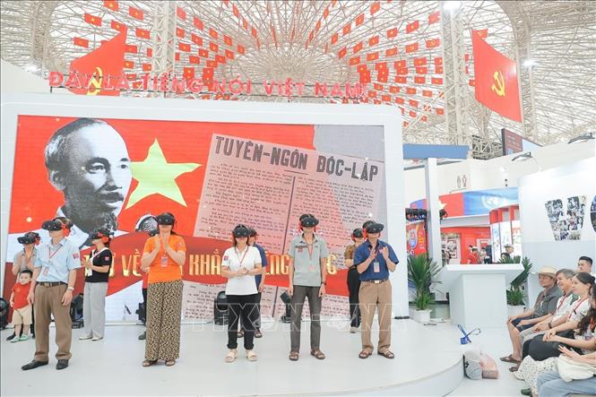 Khu vực trải nghiệm không gian thực tế ảo của Đài tiếng nói Việt Nam tại Triển lãm. Ảnh: Minh Quyết - TTXVN