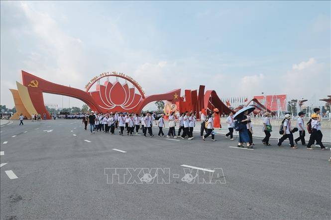 Triển lãm được tổ chức với quy mô lớn nhất từ trước đến nay, có sự tham gia của 28 bộ, cơ quan Trung ương, 34 địa phương và hơn 110 doanh nghiệp, tập đoàn kinh tế lớn với hơn 230 gian hàng trên toàn bộ diện tích trung tâm triển lãm. Ảnh: Minh Quyết - TTXVN