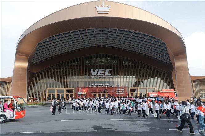 Triển lãm được tổ chức với quy mô lớn nhất từ trước đến nay, có sự tham gia của 28 bộ, cơ quan Trung ương, 34 địa phương và hơn 110 doanh nghiệp, tập đoàn kinh tế lớn với hơn 230 gian hàng trên toàn bộ diện tích trung tâm triển lãm. Ảnh: Minh Quyết - TTXVN