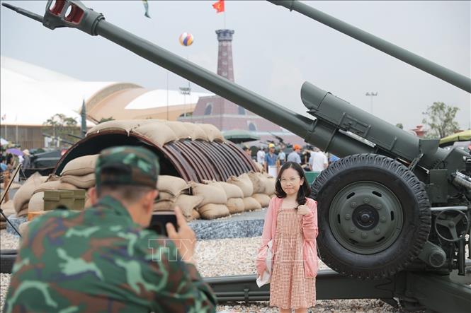 Người dân và du khách đến tham quan triển lãm ngày 15/9/2025. Ảnh: Minh Quyết - TTXVN

