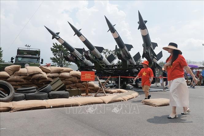Khách tham quan khu vực triển lãm của Quân đội nhân dân Việt Nam ngày 15/9. Ảnh: Minh Quyết - TTXVN