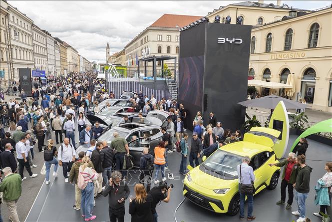 Người dân tham quan khu vực trưng bày của BYD tại Triển lãm Ô tô Munich, Đức ngày 11/9/2025. Ảnh: THX/TTXVN