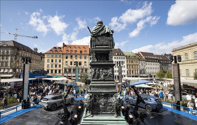 Người dân tham quan khu vực trưng bày của BMW tại Triển lãm Ô tô Munich, Đức ngày 11/9/2025. Ảnh: THX/TTXVN