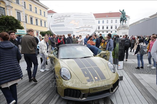 Người dân tham quan khu vực trưng bày của Porsche tại Triển lãm Ô tô Munich, Đức ngày 9/9/2025. Ảnh: THX/TTXVN