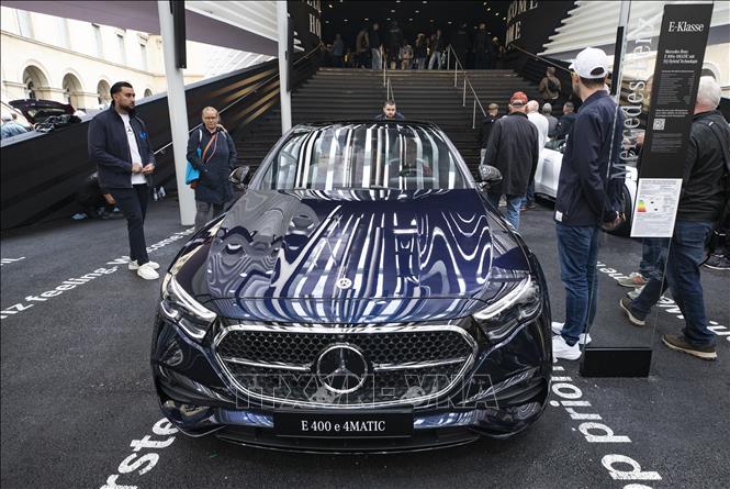 Khu vực trưng bày của Mercedes-Benz tại Triển lãm Ô tô Munich, Đức ngày 11/9/2025. Ảnh: THX/TTXVN