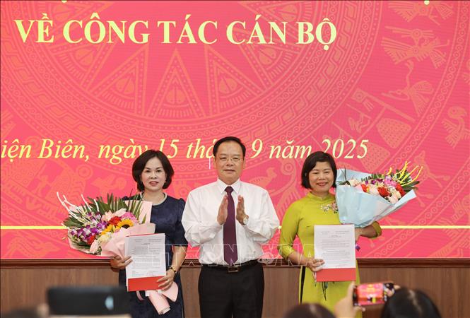 Phó Bí thư Thường trực Tỉnh ủy Điện Biên Mùa A Sơn trao Quyết định cho bà Vàng Thị Bình và Trần Thị Lan Hương. Ảnh: Xuân Tư - TTXVN