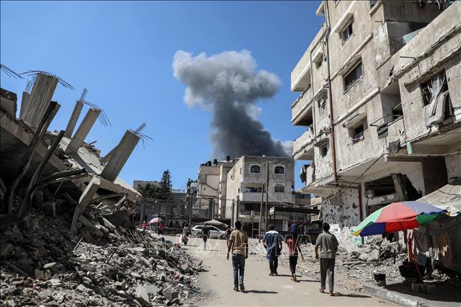 Khói bốc lên sau cuộc không kích của Israel xuống thành phố Gaza ngày 10/9/2025. Ảnh: THX/TTXVN