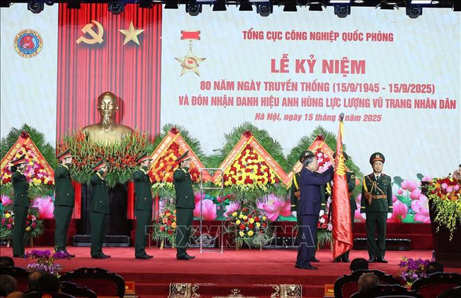 General Secretary To Lam presents the title “Hero of the People’s Armed Forces” to the General Department of Defence Industry. VNA Photo