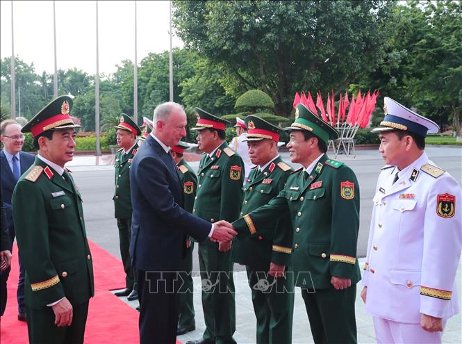 Đại tướng Phan Văn Giang giới thiệu với Ngài Nikolai Patrushev, Trợ lý Tổng thống, Chủ tịch Hội đồng Biển Liên bang Nga các thành viên đoàn Việt Nam. Ảnh: Trọng Đức - TTXVN