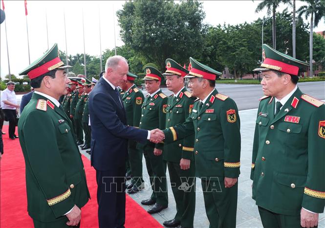 Đại tướng Phan Văn Giang giới thiệu với Ngài Nikolai Patrushev, Trợ lý Tổng thống, Chủ tịch Hội đồng Biển Liên bang Nga các thành viên đoàn Việt Nam. Ảnh: Trọng Đức - TTXVN