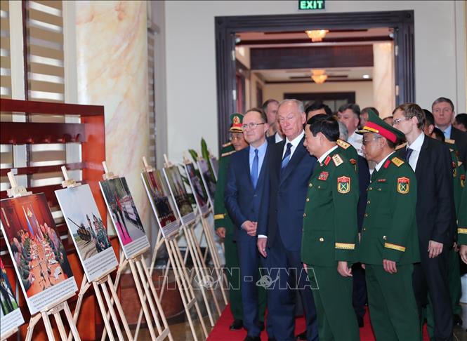 Đại tướng Phan Văn Giang giới thiệu với Ngài Nikolai Patrushev, Trợ lý Tổng thống, Chủ tịch Hội đồng Biển Liên bang Nga về các hình ảnh hợp tác giữa hai nước. Ảnh: Trọng Đức - TTXVN