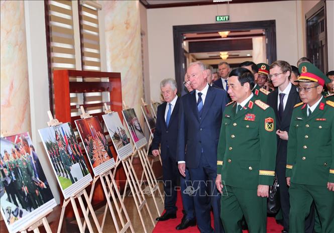  Đại tướng Phan Văn Giang giới thiệu với Ngài Nikolai Patrushev, Trợ lý Tổng thống, Chủ tịch Hội đồng Biển Liên bang Nga về các hình ảnh hợp tác giữa hai nước. Ảnh: Trọng Đức - TTXVN
