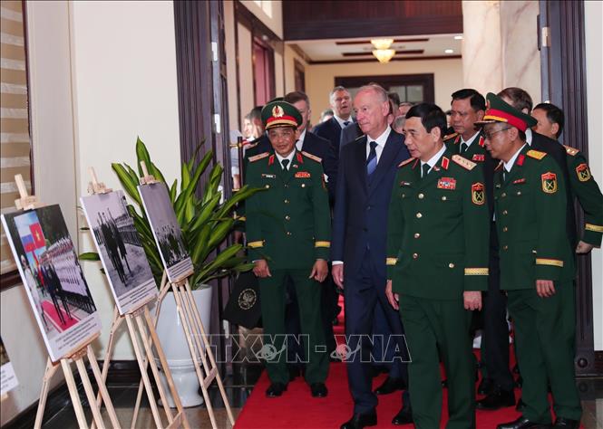  Đại tướng Phan Văn Giang giới thiệu với Ngài Nikolai Patrushev, Trợ lý Tổng thống, Chủ tịch Hội đồng Biển Liên bang Nga về các hình ảnh hợp tác giữa hai nước. Ảnh: Trọng Đức - TTXVN