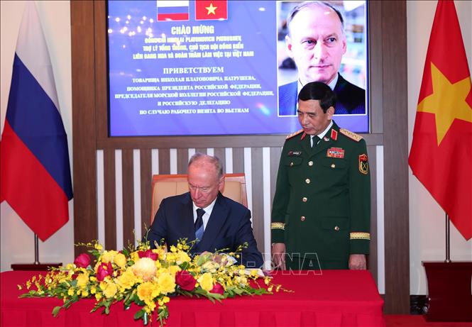 Ngài Nikolai Patrushev, Trợ lý Tổng thống, Chủ tịch Hội đồng Biển Liên bang Nga ghi sổ vàng lưu niệm. Ảnh: Trọng Đức - TTXVN