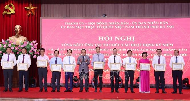 Đồng chí Trần Sỹ Thanh, Ủy viên Trung ương Đảng, Phó Bí thư Thành ủy, Chủ tịch UBND Thành phố Hà Nội, Trưởng Ban Tổ chức tặng Bằng khen của Chủ tịch UBND thành phố Hà Nội cho các tập thể. Ảnh: Văn Điệp – TTXVN