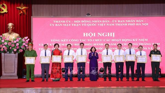 Bí thư Thành uỷ Hà Nội Bùi Thị Minh Hoài tặng Bằng khen của Ban Thường vụ Thành ủy Hà Nội cho các tập thể. Ảnh: Văn Điệp – TTXVN