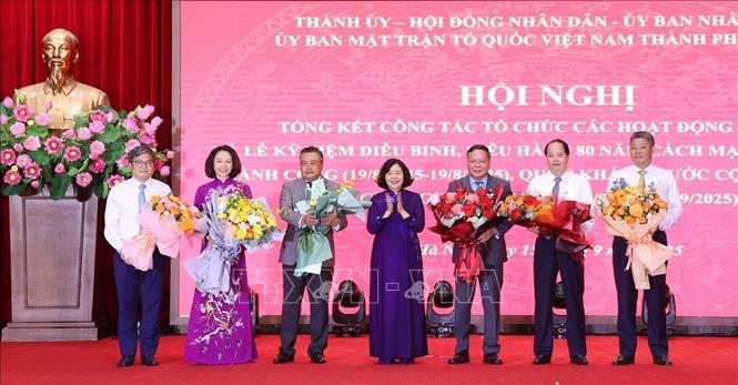 Bí thư Thành uỷ Hà Nội Bùi Thị Minh Hoài tặng hoa cho Ban Ban tổ chức. Ảnh: Văn Điệp – TTXVN