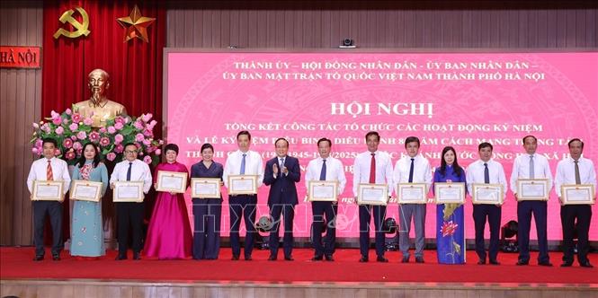 Đồng chí Nguyễn Ngọc Tuấn, Phó Bí thư Thành uỷ, Chủ tịch Hội đồng nhân dân Thành phố Hà Nội tặng Bằng khen của Chủ tịch UBND thành phố Hà Nội cho các tập thể. Ảnh: Văn Điệp – TTXVN