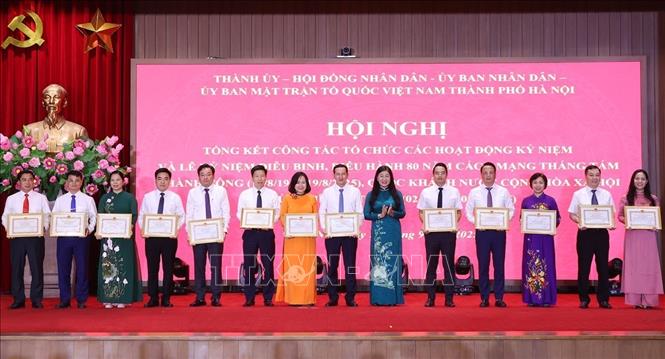 Đồng chí Nguyễn Lan Hương, Ủy viên Ban Thường vụ, Chủ tịch Ủy ban MTTQ Việt Nam thành phố Hà Nội tặng Bằng khen của Chủ tịch UBND thành phố Hà Nội cho các tập thể và cá nhân. Ảnh: Văn Điệp – TTXVN