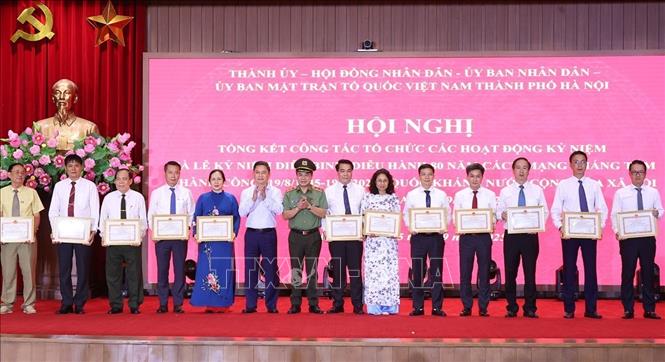 Các tập thể được nhận Bằng khen của Chủ tịch UBND thành phố Hà Nội. Ảnh: Văn Điệp – TTXVN