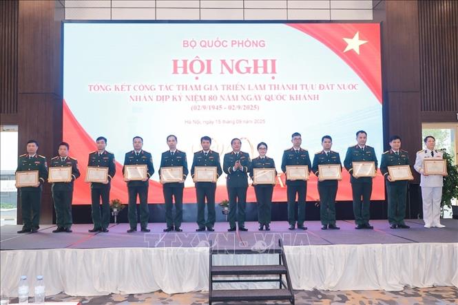 Thượng tướng Trương Thiên Tô, Phó Chủ nhiệm Tổng cục Chính trị Quân đội Nhân dân Việt Nam tặng Bằng khen của Bộ trưởng Bộ Quốc phòng cho tập thể, cá nhân có thành tích xuất sắc trong công tác triển lãm. Ảnh: Minh Quyết - TTXVN