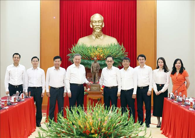 Tổng Bí thư Tô Lâm tặng bức tượng Chủ tịch Hồ Chí Minh cho Bộ Ngoại giao. Ảnh: Thống Nhất – TTXVN
