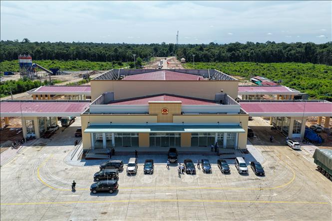 Trạm kiểm soát liên hợp Cửa khẩu quốc tế Tân Nam được thiết kế khoa học để phục vụ cho quy trình xuất nhập cảnh nhanh gọn, văn minh sau khi đưa vào hoạt động. Ảnh: Giang Phương – TTXVN