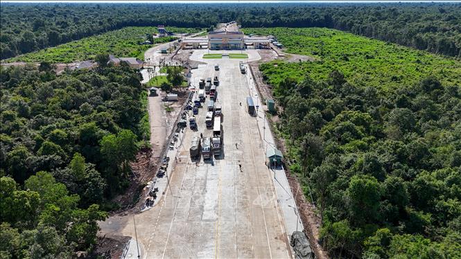 Dự án Cửa khẩu quốc tế Tân Nam đang được đẩy nhanh tiến độ để hoàn thiện các hạng mục phụ trợ. Ảnh: Giang Phương – TTXVN