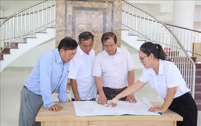 Ông Nguyễn Hồng Thanh, Phó Chủ tịch UBND tỉnh Tây Ninh (thứ hai từ phải sang), yêu cầu các đơn vị khẩn trương hoàn thiện công trình để kịp tiến độ bàn giao. Ảnh: Giang Phương – TTXVN