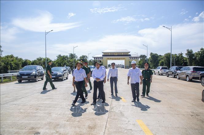 Các đoàn kiểm tra của Tỉnh ủy, UBND tỉnh Tây Ninh kiểm tra, đôn đốc tiến độ hoàn thiện Dự án Cửa khẩu quốc tế Tân Nam. Ảnh: Giang Phương - TTXVN