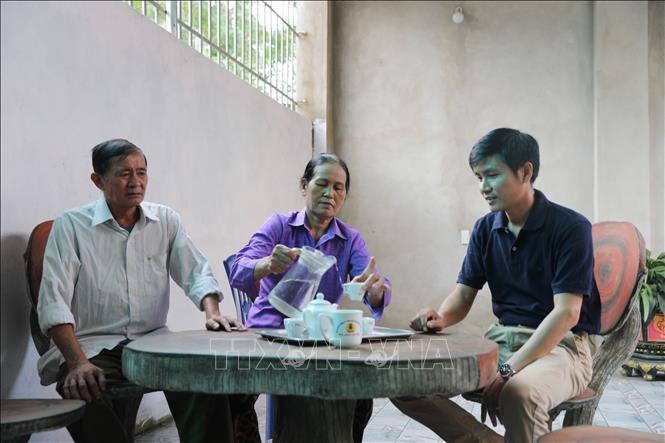 Cán bộ xã Hoằng Phú thường xuyên xuống các hộ dân có đất bị thu hồi và bố trí tái định cư để lắng nghe tâm tư, nguyện vọng và tuyên truyền tạo sự đồng thuận từ phía người dân. Ảnh: Khiếu Tư - TTXVN 