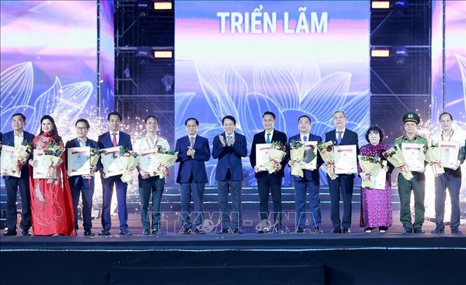 Phó Thủ tướng Bùi Thanh Sơn và Bộ trưởng Bộ Công an Lương Tam Quang trao giải “Không gian trưng bày tiêu biểu” cho các đơn vị tham gia. Ảnh: Dương Giang-TTXVN 
