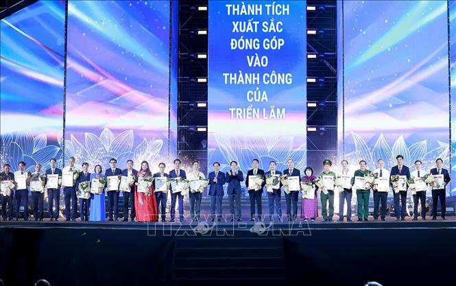 Phó Thủ tướng Bùi Thanh Sơn và Bộ trưởng Bộ Công an Lương Tam Quang trao giải “Không gian trưng bày tiêu biểu” cho các đơn vị tham gia. Ảnh: Dương Giang-TTXVN 
