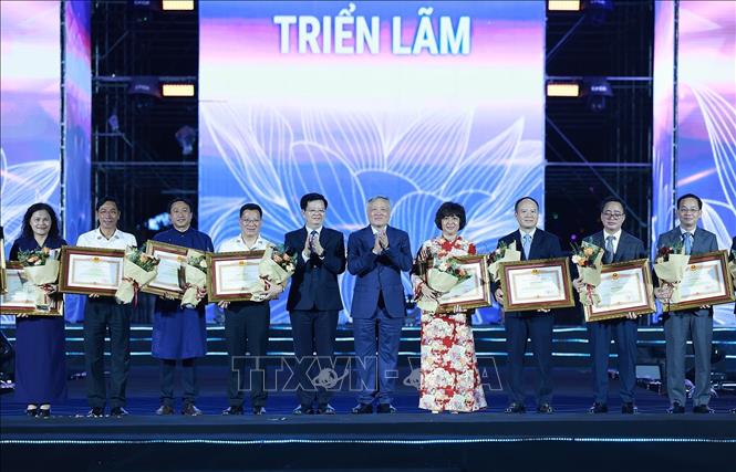 Phó Thủ tướng thường trực Nguyễn Hoà Bình và Phó Thủ tướng Mai Văn Chính trao Bằng khen của Thủ tướng Chính phủ tặng các tập thể, cá nhân có thành tích xuất sắc trong tổ chức và thực hiện triển lãm. Ảnh: Dương Giang-TTXVN
