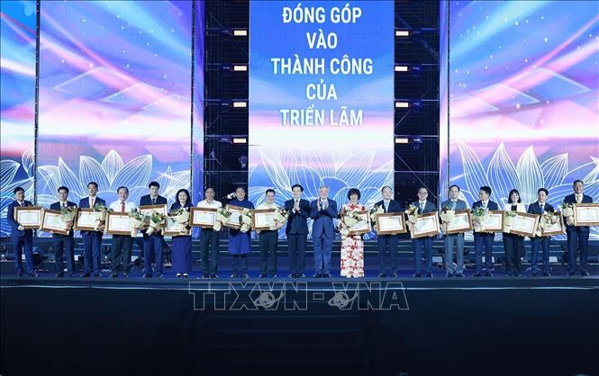 Phó Thủ tướng thường trực Nguyễn Hoà Bình và Phó Thủ tướng Mai Văn Chính trao Bằng khen của Thủ tướng Chính phủ tặng các tập thể, cá nhân có thành tích xuất sắc trong tổ chức và thực hiện Triển lãm. Ảnh: Dương Giang-TTXVN