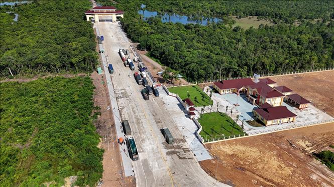  Toàn cảnh Dự án Cửa khẩu quốc tế Tân Nam với trục đường chính thẳng tắp, hiện đại, mở rộng không gian giao thương sôi động trong tương lai. Ảnh: Giang Phương - TTXVN