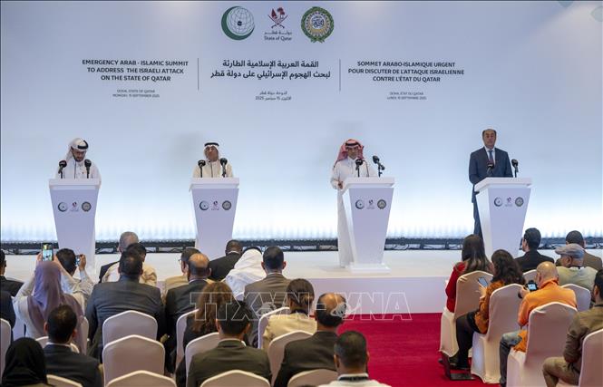 Quang cảnh cuộc họp báo sau Hội nghị thượng đỉnh khẩn cấp Liên đoàn Arập (AL) và Tổ chức Hợp tác Hồi giáo (OIC) tại Doha, Qatar ngày 15/9/2025. Ảnh: THX/TTXVN