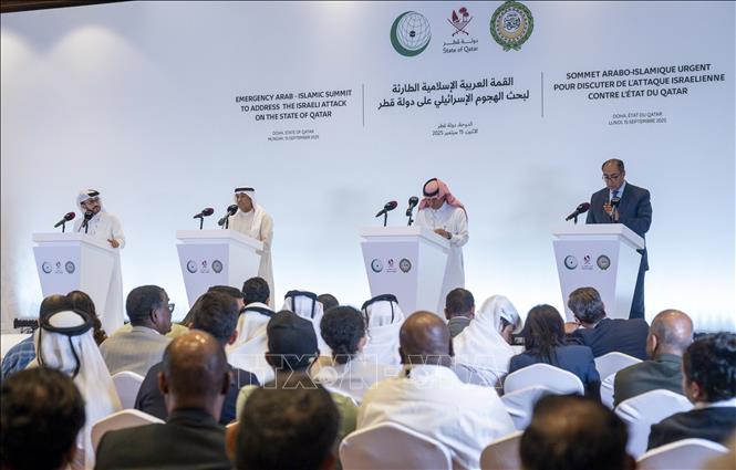 Quang cảnh cuộc họp báo sau Hội nghị thượng đỉnh khẩn cấp Liên đoàn Arập (AL) và Tổ chức Hợp tác Hồi giáo (OIC) tại Doha, Qatar ngày 15/9/2025. Ảnh: THX/TTXVN